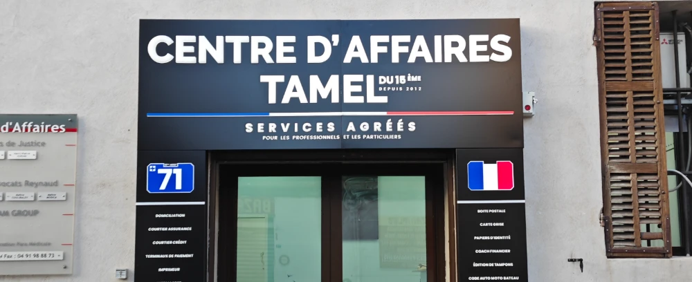La vitrine de l'agence TAMEL du 15ᵉ arrondissement, au marché aux Puces